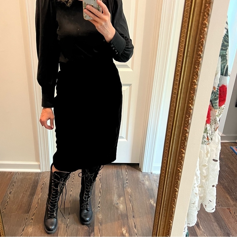 Vintage black velvet high waist pencil skirt 

size medium